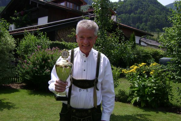 Dieter Schönleben mit VM-Pokal Vereinsmeister